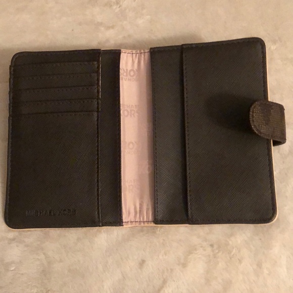 🌸NWOT🌸 Mk Signature Pvc Passport Case/Wallet - Picture 3 of 3